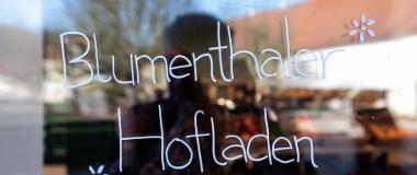 Eingangstür zum Hofladen in Blumenthal.