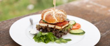 Grillkäse-Burger von heimischen Ziegen im Gasthaus Blumenthal