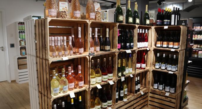 Wein- und Sektregal im Herzstück Horgau