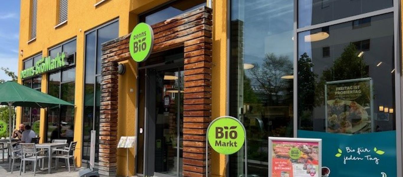 Eingang der Denns BioMarkt Filiale für Bio Lebensmittel in der Oberbürgermeister Hohnerstrasse Augsburg.