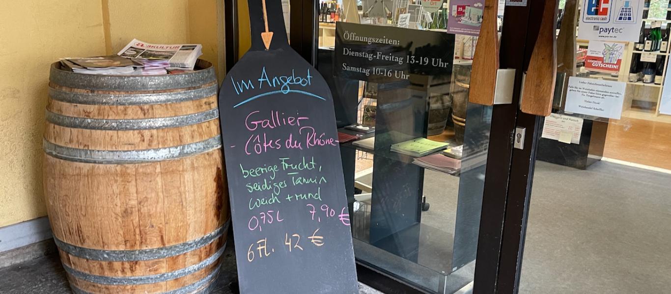 Eingang des Bio-Weinhandels Ulli Scheffler im Bismarkviertel Augsburg.
