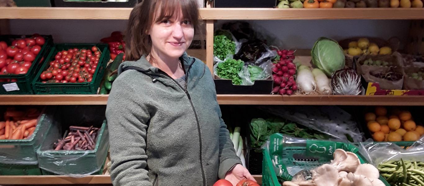 Frau Frohnauer im Dorfladen Naturfein