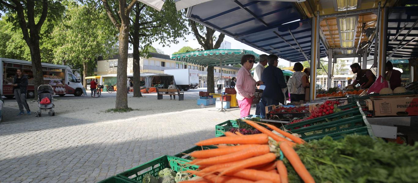 Foto: Michael Hochgemuth, Hochzoller Wochenmarkt, Zwölf-Apostel-Platz, Augsburg, Markt, Wochenmarkt, regionale Lebensmittel