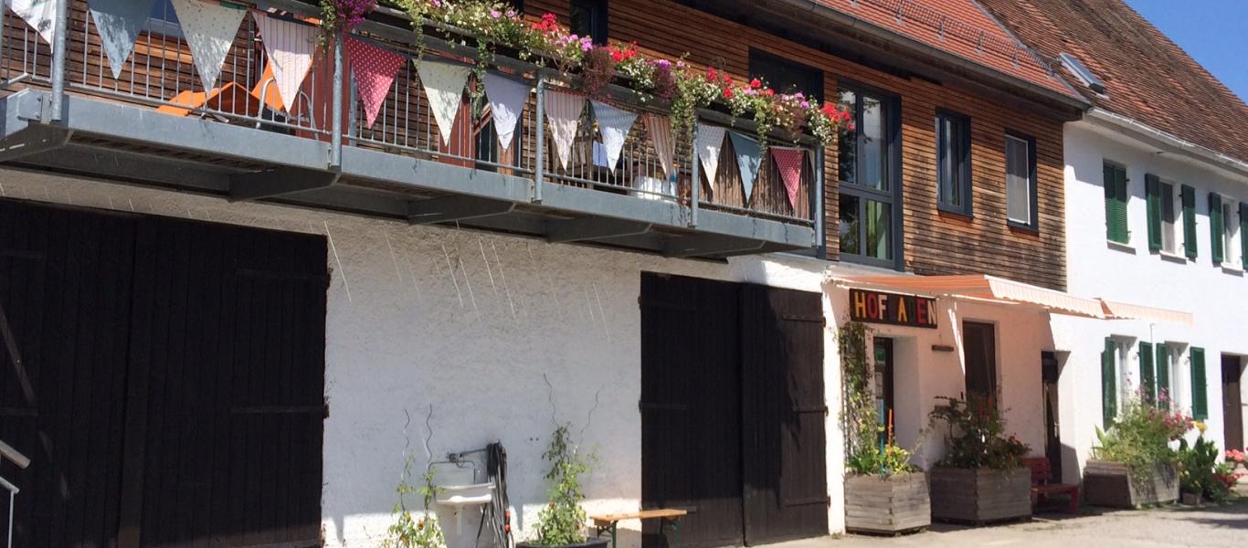 Der Biolandhof Mayer, auch „Moirhof“ genannt, liegt im Städtedreieck Augsburg, Gersthofen, Neusäß. Der Familienbetrieb gehört seit 1983 als einer der ersten in Bayern dem Bioland-Verband an. Foto: Torsten Mertz